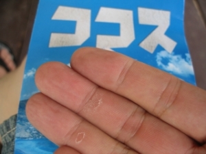 ۾